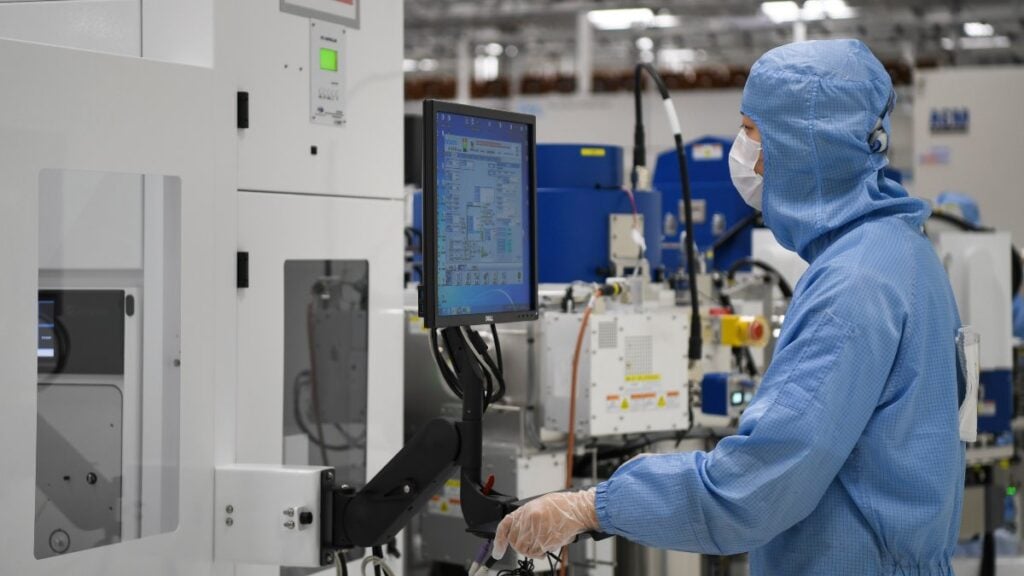 Un trabajador en una fábrica de semiconductores
