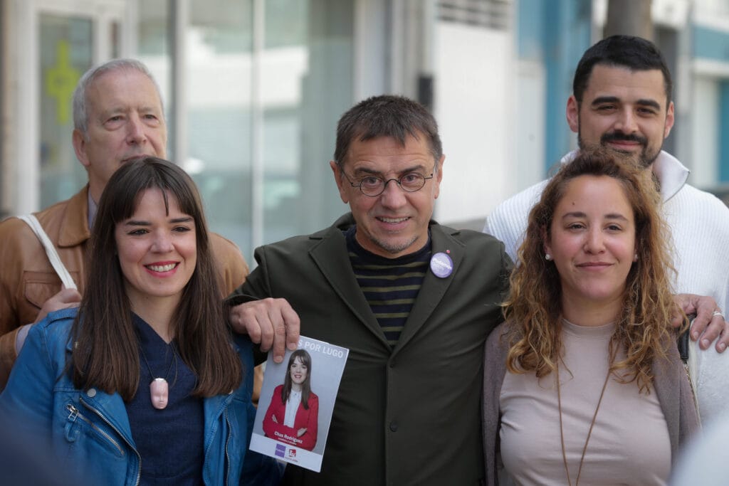 El cofundador de Podemos, Juan Carlos Monedero, con las candidatas de Podemos a las municipales en Galicia