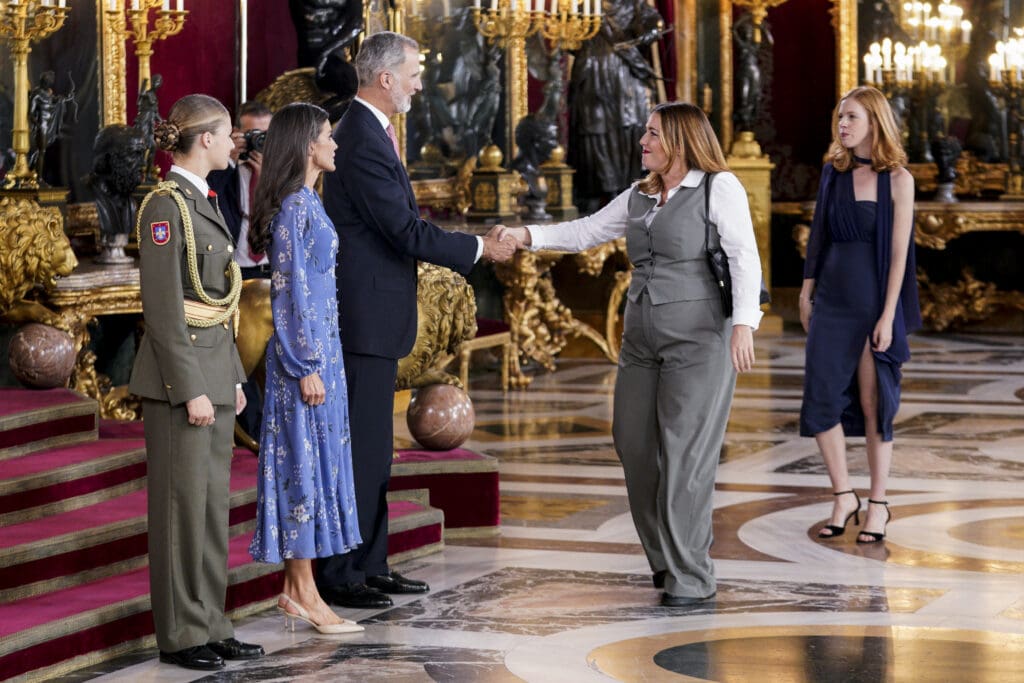 La princesa Leonor, la Reina Letizia y el Rey Felipe VI saludan a Ángela Rodríguez 'Pam' y Lilith Verstrynge, el pasado 12 de octubre