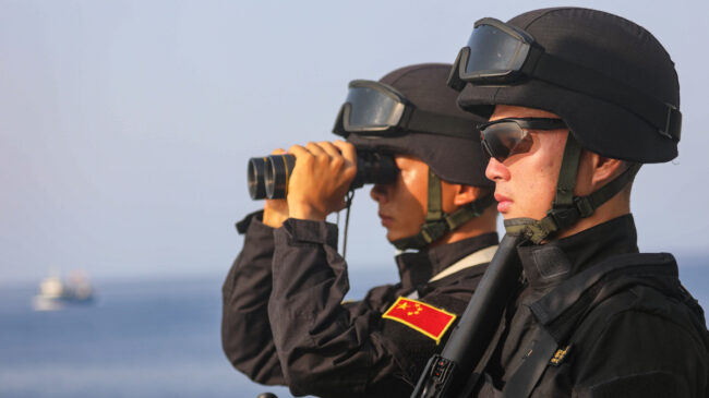 El arma más secreta del ejército chino no es militar: es un barco que lleva coches