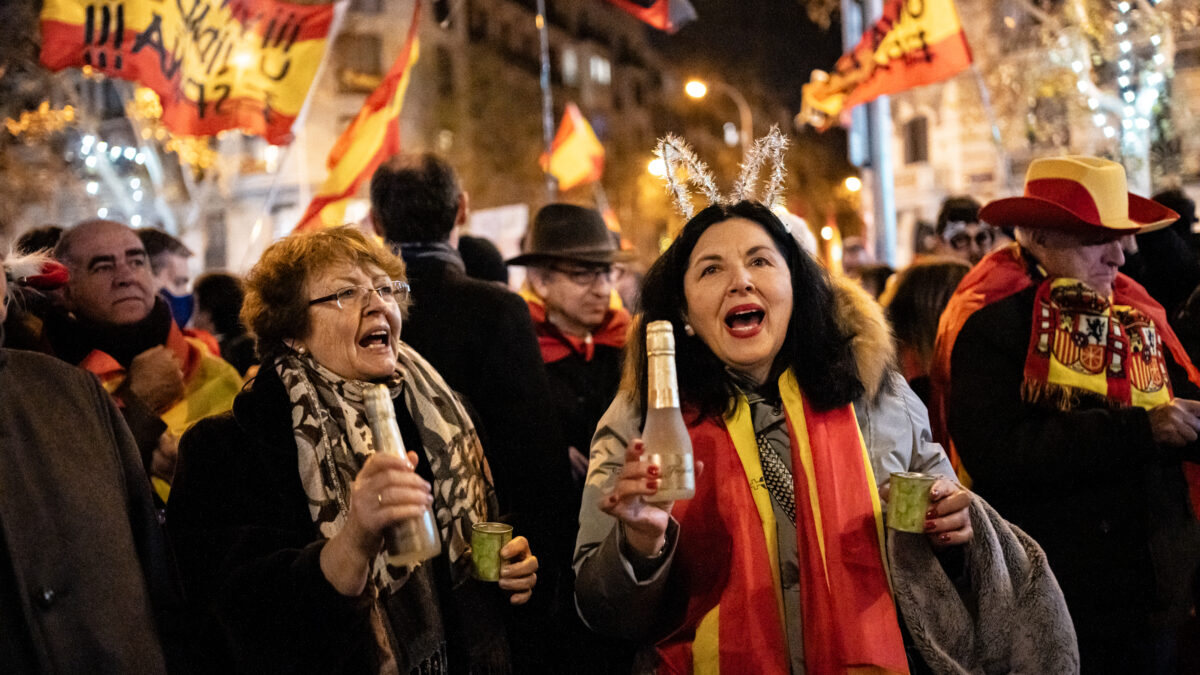 Unas 300 personas se reúnen en Ferraz para tomar las uvas ante la sede del PSOE