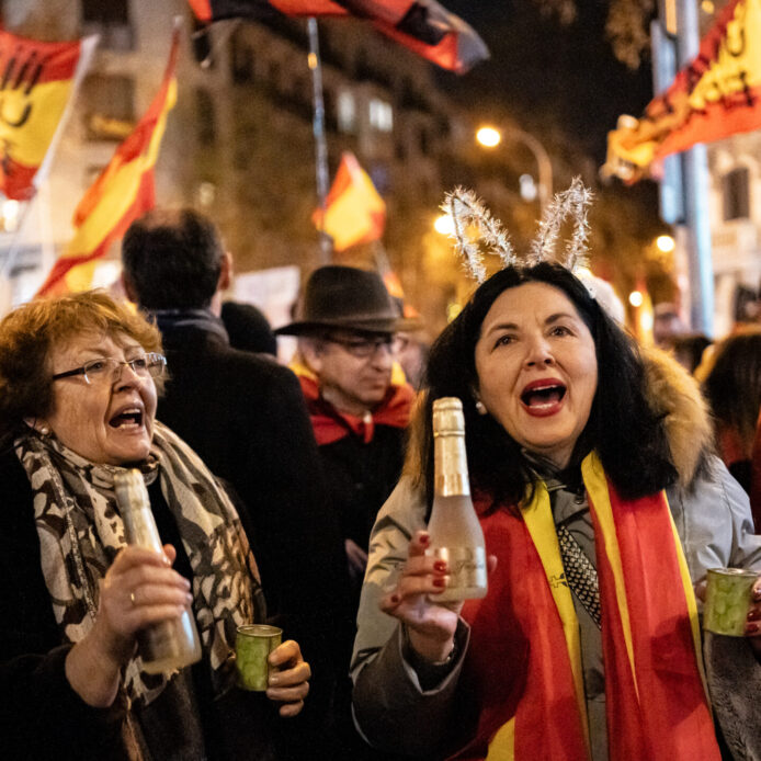 Unas 300 personas se reúnen en Ferraz para tomar las uvas ante la sede del PSOE