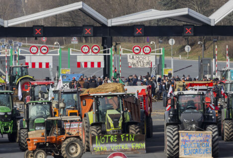 Las protestas de agricultores franceses obstruyen la circulación de la AP-7 en Gerona