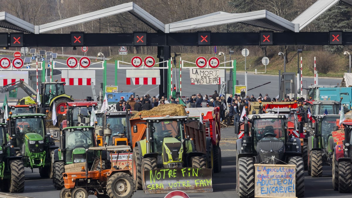 Las protestas de agricultores franceses obstruyen la circulación de la AP-7 en Gerona