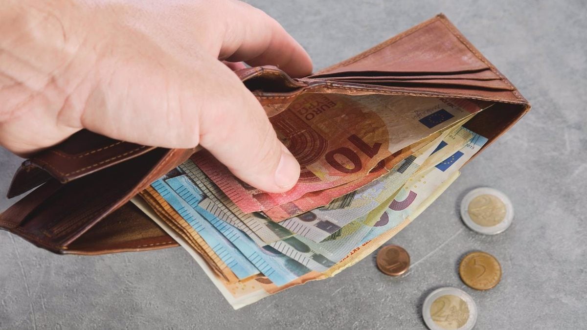 La mitad de los españoles tienen menos dinero este año tras pagar sus gastos, según Intrum