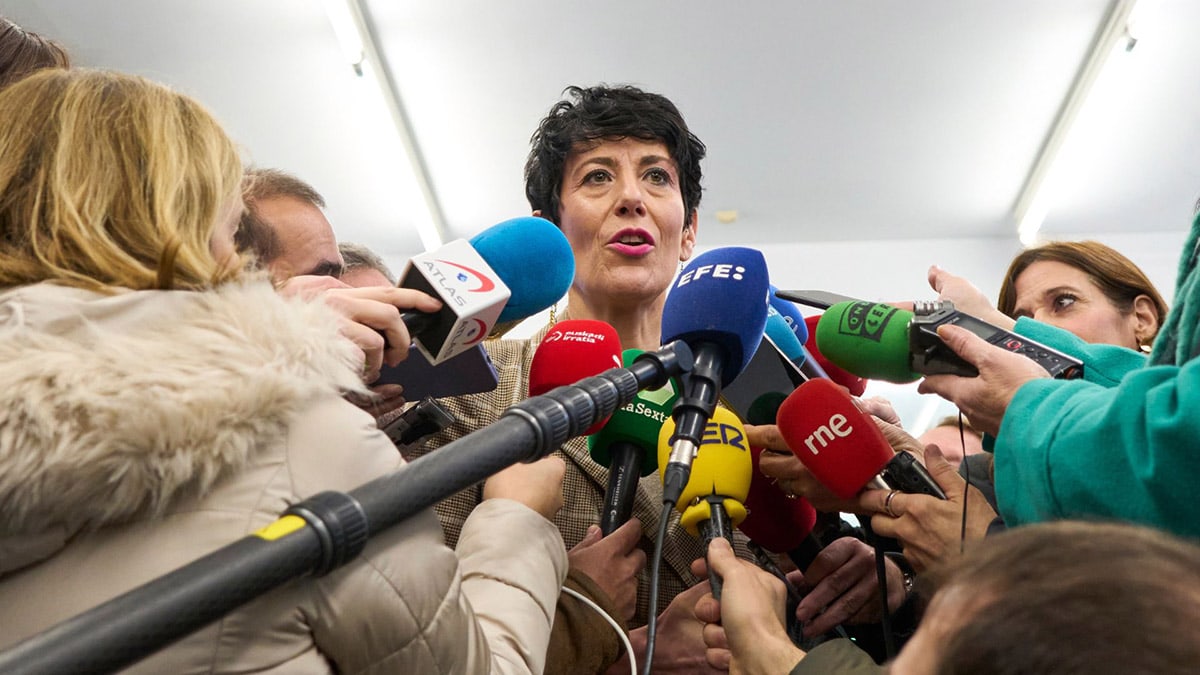 Elma Saiz insiste en que la cesión de inmigración a Cataluña respetará el marco de la Constitución
