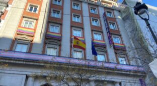 Denuncian que Igualdad incumple la ley al mantener banderas 'trans' en su fachada