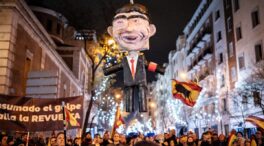 El PSOE estudia «vías legales» contra los que golpearon un muñeco de Sánchez en Ferraz