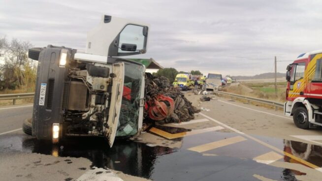 Un fallecido y 13 heridos al volcar un camión sobre un autobús de trabajadores en Lorca
