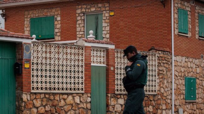 La Guardia Civil halla un pistola de fogueo en el piso de los hermanos asesinados en Morata