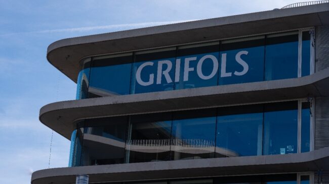 Los rivales de Grifols aprovechan su crisis para asaltar un mercado de 56.000 millones
