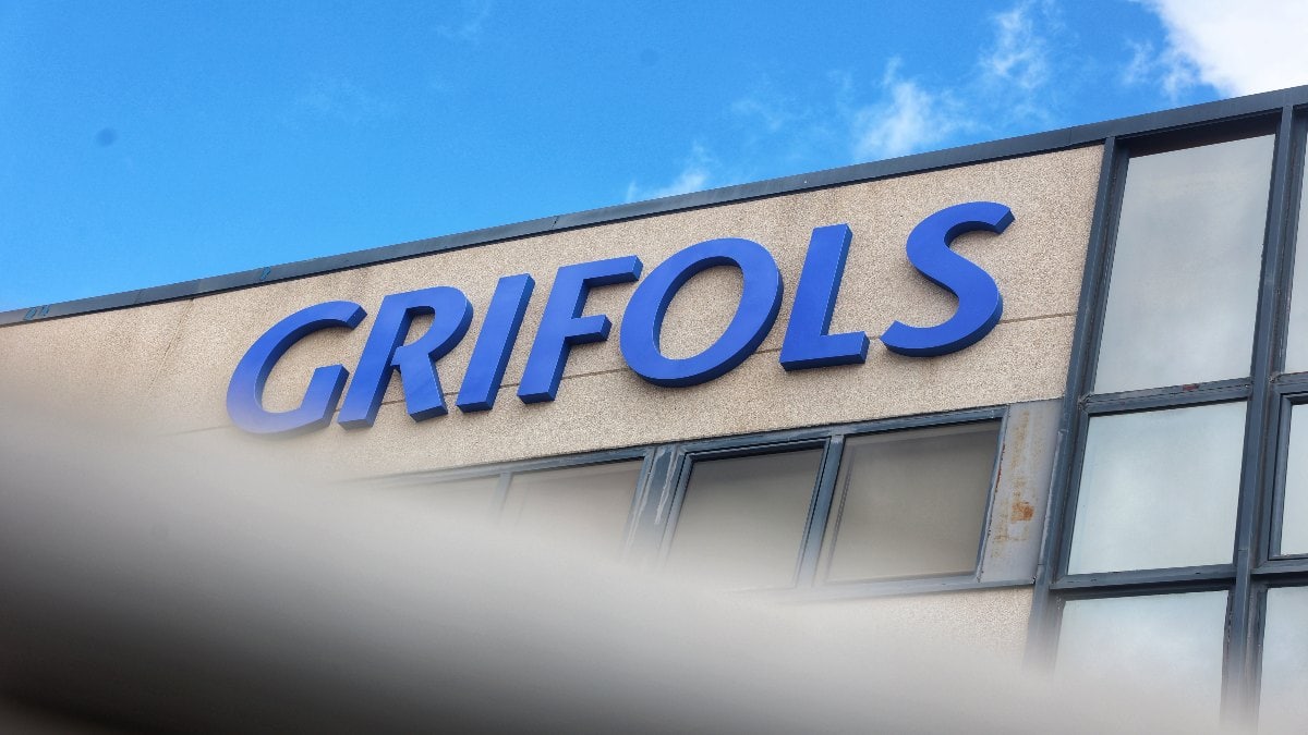 Grifols se desploma un 26% en Bolsa y pierde 1.550 millones de euros de cotización