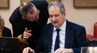 La industria se derrumba a final de año con desplome en vehículos, ropa, comida y bebida