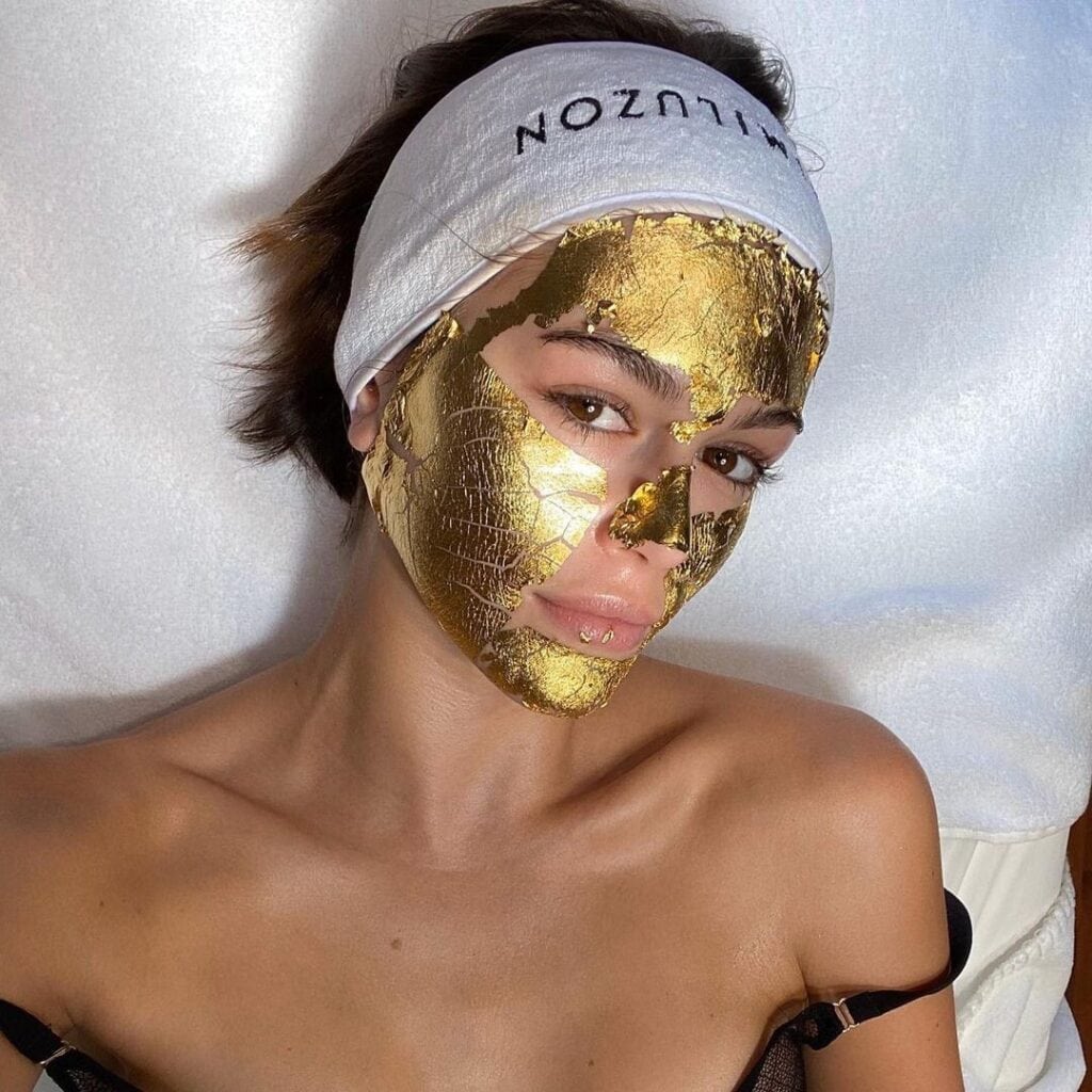 Kaia Garber con una mascarilla de oro. (Fuente: Instagram)