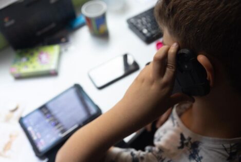 La Región de Murcia prohibirá el uso del móvil en centros escolares desde este lunes