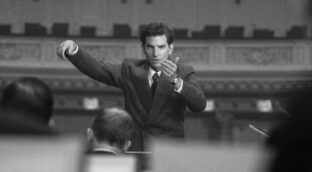 La máscara del director de orquesta