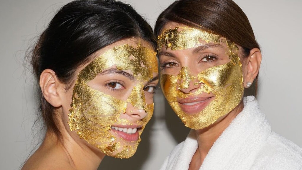 Mascarilla facial realizada con oro (Fuente: Mimiluzon)