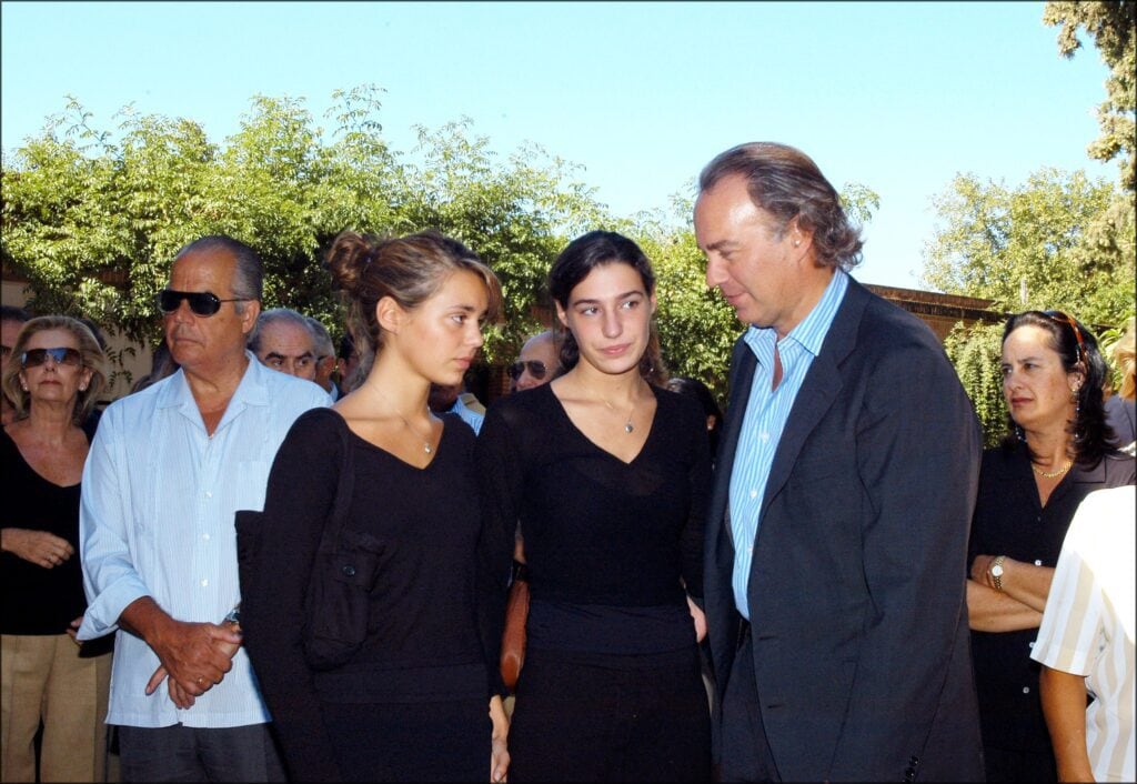 Bertín Osborne y sus hijas en el entierro de Sandra Domecq.