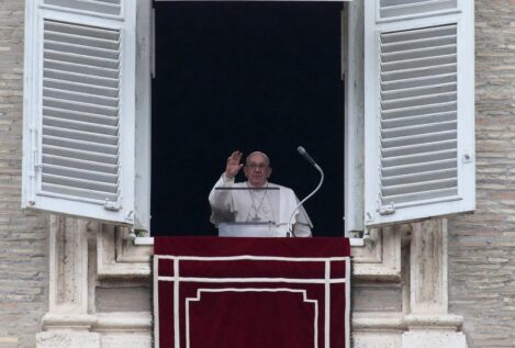 El Papa defiende bendecir a parejas homosexuales pese a la oposición de obispos