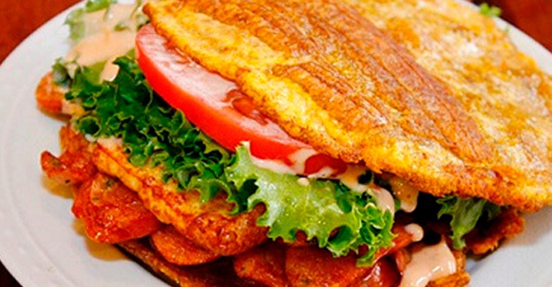 Patacones con ensalada de cangrejo