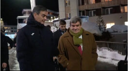 Pedro Sánchez se presenta en Davos con un abrigo de 60 euros (y se agota en minutos)