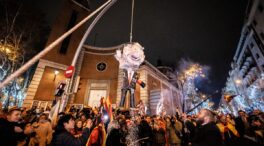 El PSOE denuncia por seis delitos diferentes la piñata contra Sánchez en Ferraz en Nochevieja
