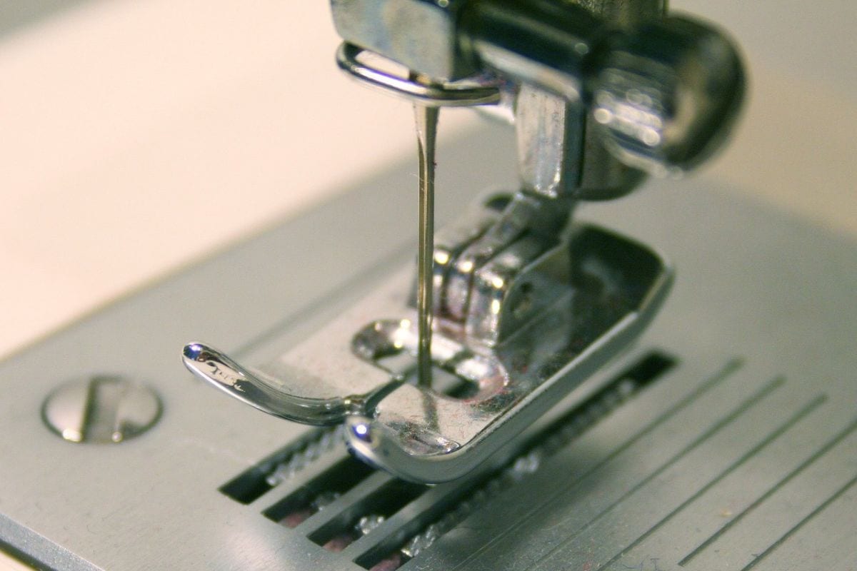 Máquina de coser Singer Tradition 2282, 32 puntadas, Ojalador y
