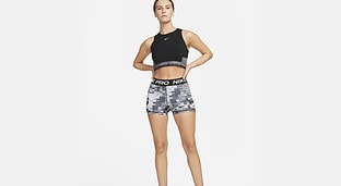Nike tiene el top deportivo más favorecedor para ir al gym motivada: ¡ahora por menos de 30€!