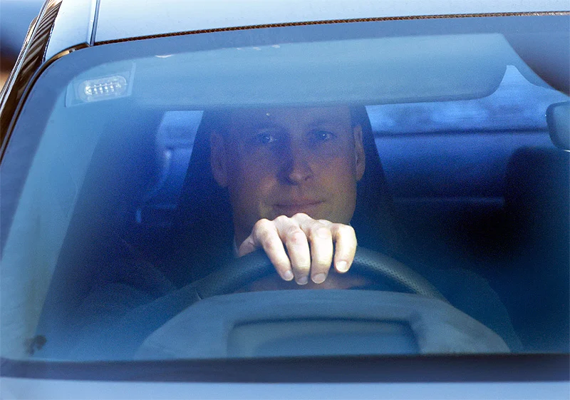 El príncipe William llegando al hospital para ver a Kate.