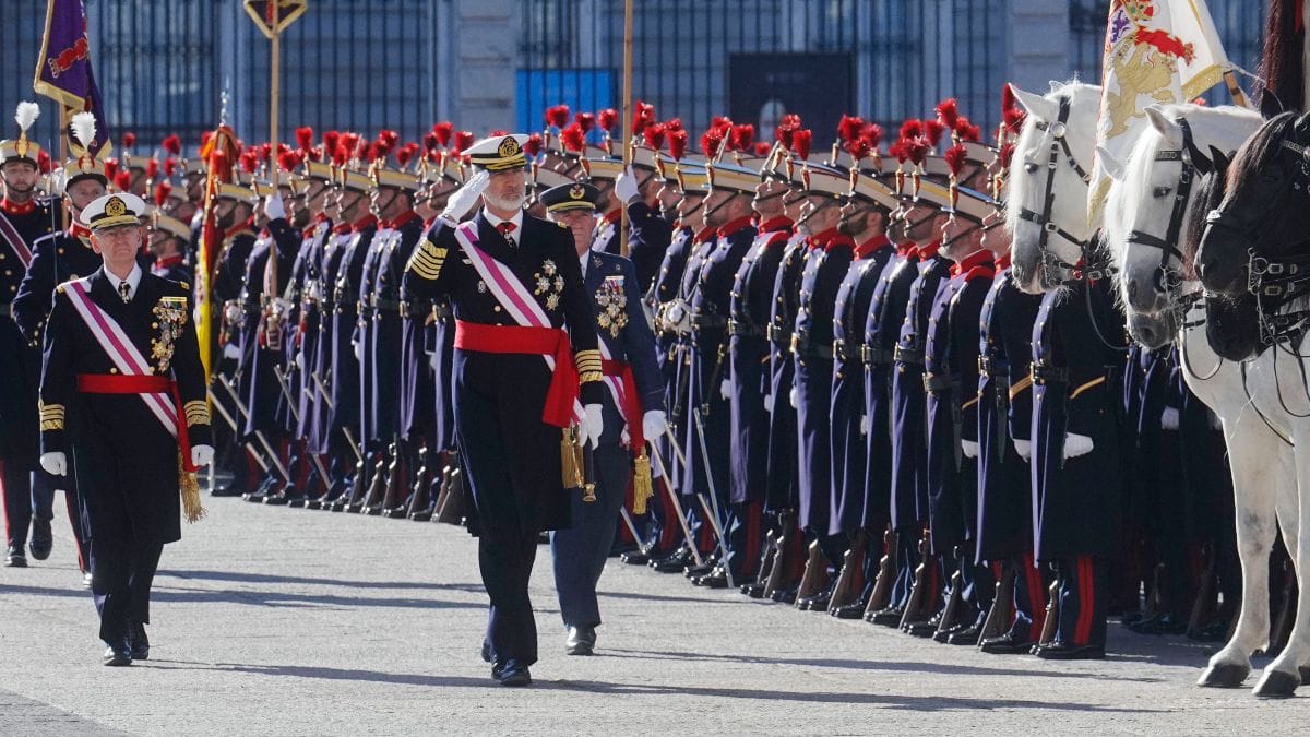 El Rey alaba el papel del Ejército en «la defensa del marco de convivencia democrático»