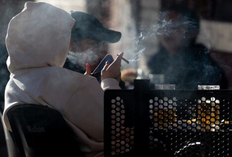 Hacienda se embolsa 6.100 millones con el tabaco en plena cruzada contra el cigarrillo