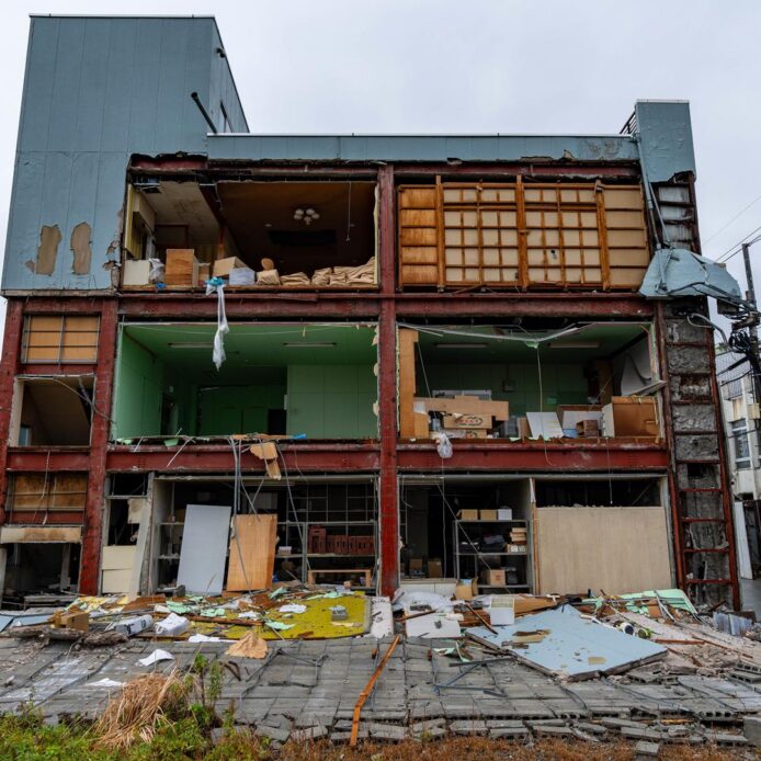 Japón registra una nueva réplica de 4,9 tras el terremoto de 7,6 que ha dejado 64 muertos