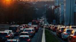 Frenada brusca por tráfico denso: ¿se deben usar las luces de emergencia según la DGT?