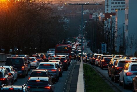 Frenada brusca por tráfico denso: ¿se deben usar las luces de emergencia según la DGT?