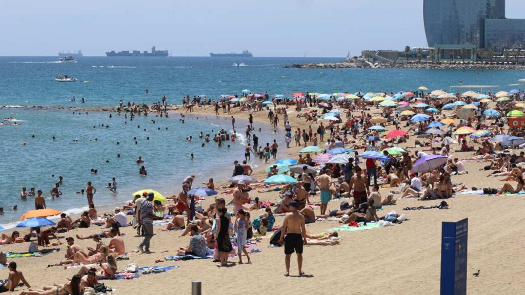 Turistas tomando el sol en la playa en Barcelona I EP