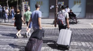 Los grupos que luchan contra el turismo carecen de unidad y pagan la desmovilización