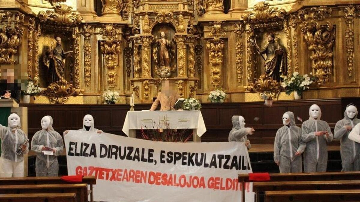 Dos abertzales ‘okupan’ un local parroquial en Zestoa y el alcalde insta a la Iglesia a cederlo