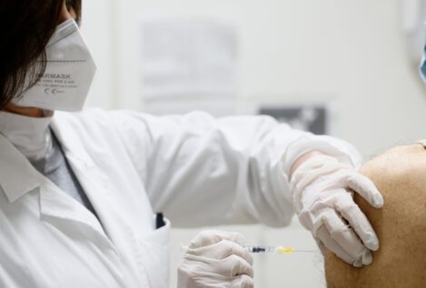 Los sanitarios tampoco se vacunan de la gripe: apenas la mitad lo hizo en 2022