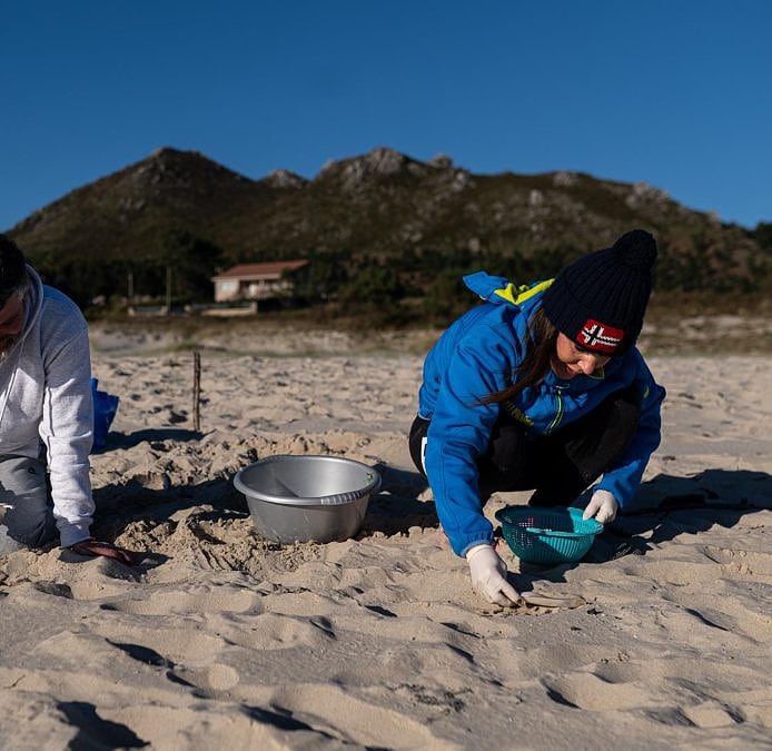 Una asociación ecologista pide movilizar a la UME para retirar plásticos de la costa gallega