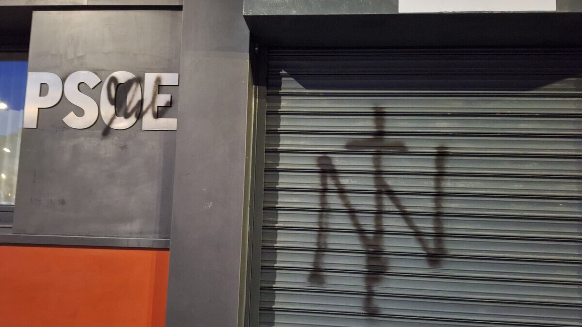 La sede del PSOE en León, vandalizada por ‘Noviembre Nacional’: «Ni amnistía ni perdón»