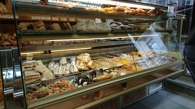 El mostrador de la Panadería Pastelería Cantero, Marbella. 
Han der Bergenseren