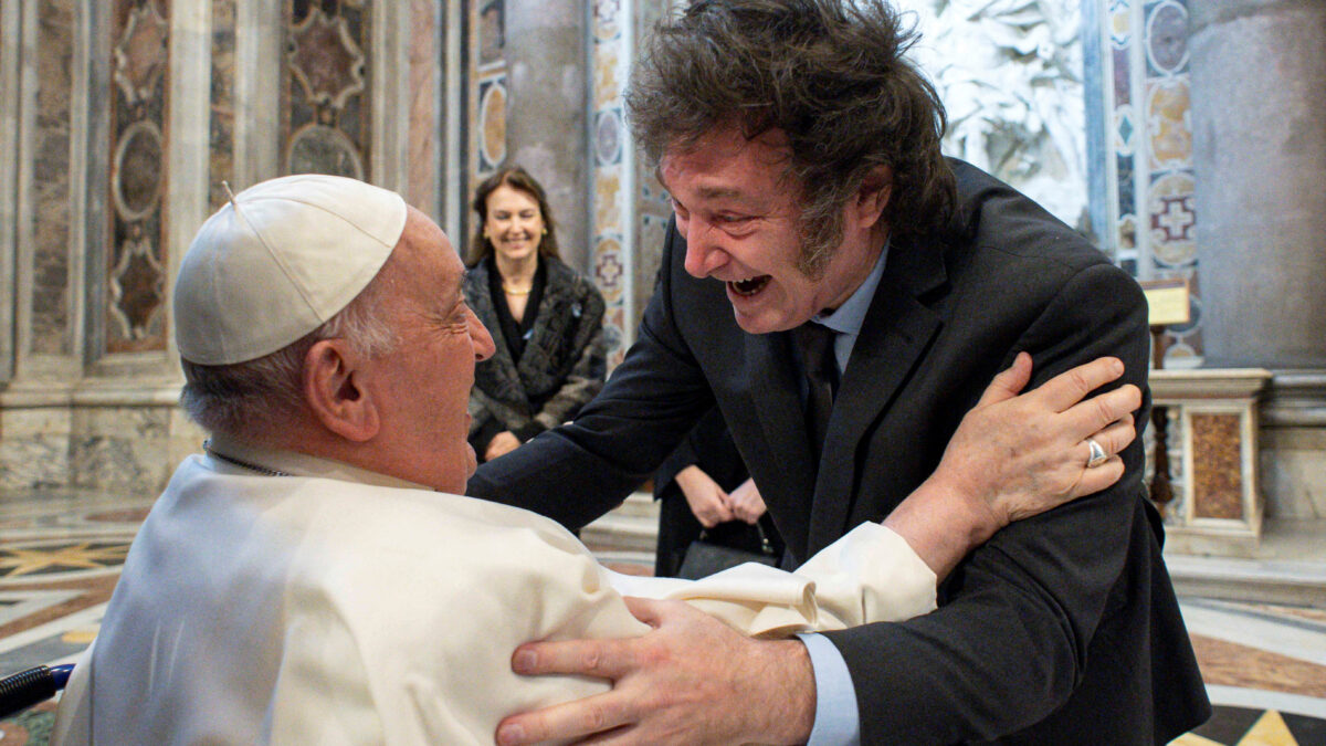El Papa y Milei liman sus diferencias con un abrazo en su primer encuentro