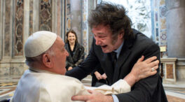 El Papa y Milei liman sus diferencias con un abrazo en su primer encuentro