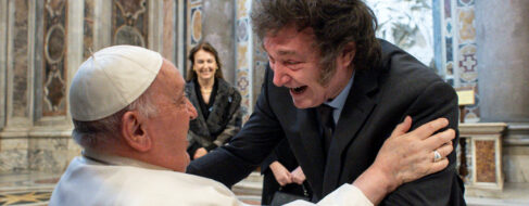 El Papa y Milei liman sus diferencias con un abrazo en su primer encuentro