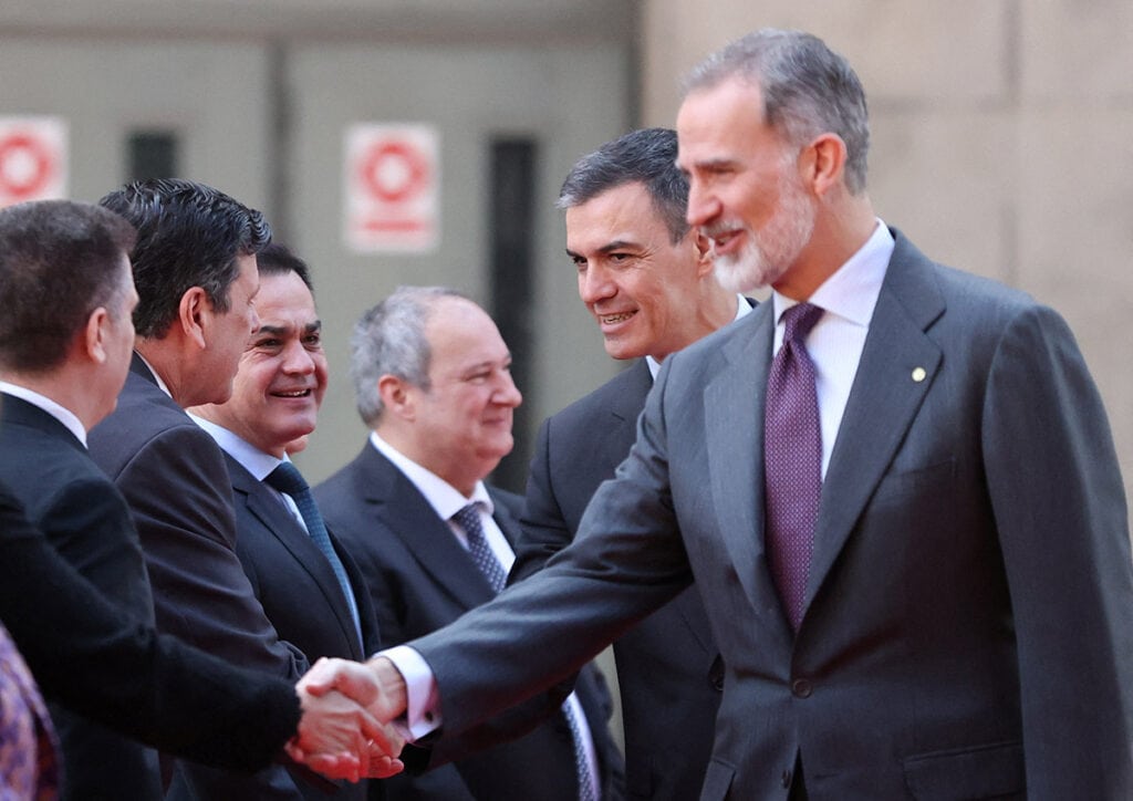 El Rey Felipe VI es recibido por Pedro Sánchez a su llegada a la Fira de Barcelona para la inauguración del Mobile World Congress.