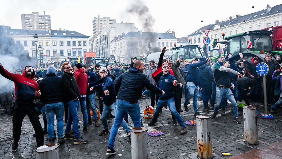 Un millar de tractores de toda Europa bloquean Bruselas y reclaman más apoyos para el campo
