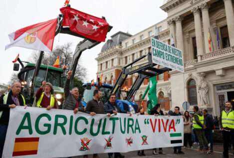 Los agricultores protestan con tractores frente al Ministerio antes de la reunión con Planas