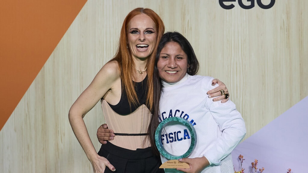 Michell Lima con su premio junto a la diseñadora Ana Locking