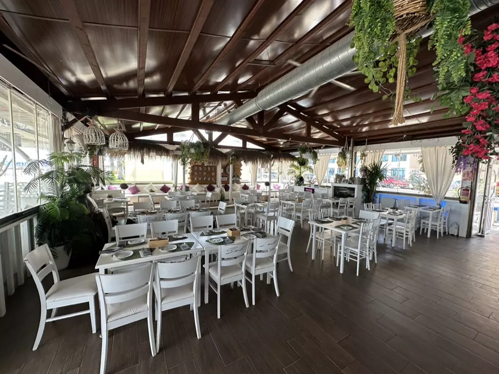 Terraza cubierta del restaurante Soul Beach Café, Melilla. 
Soul Beach Café