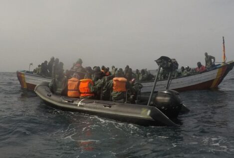Marruecos rescata a 141 inmigrantes en una embarcación que se dirigía a Canarias